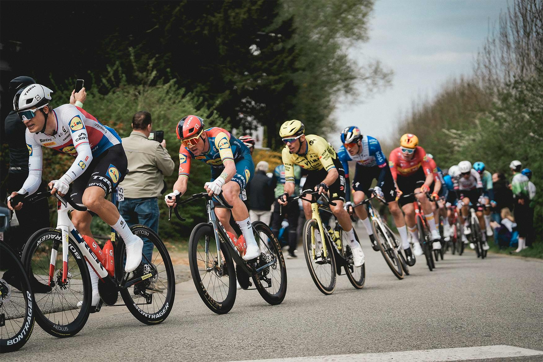Ganna remonte Van Aert dans derniers mètres et remporte la 80ème édition d'À Travers la Flandre