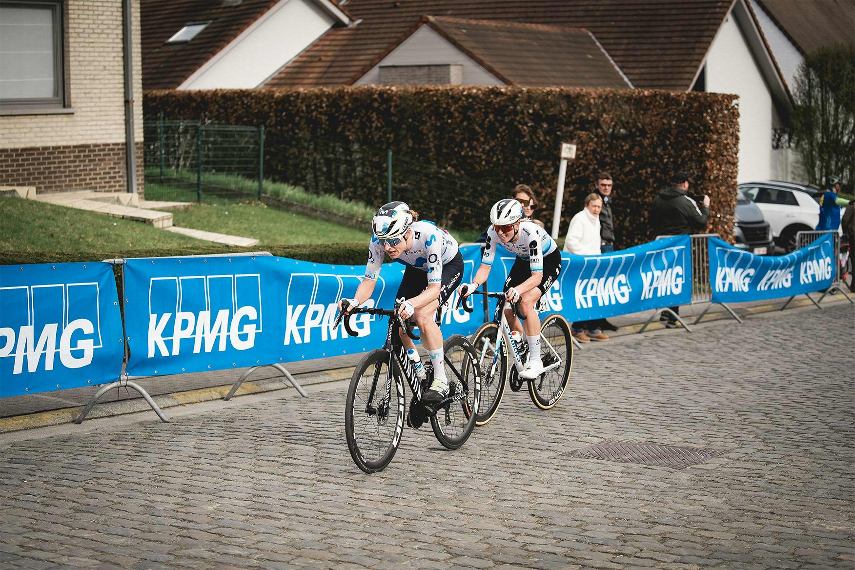 Reusser klopt Vollering in de sprint en wint Dwars door Vlaanderen
