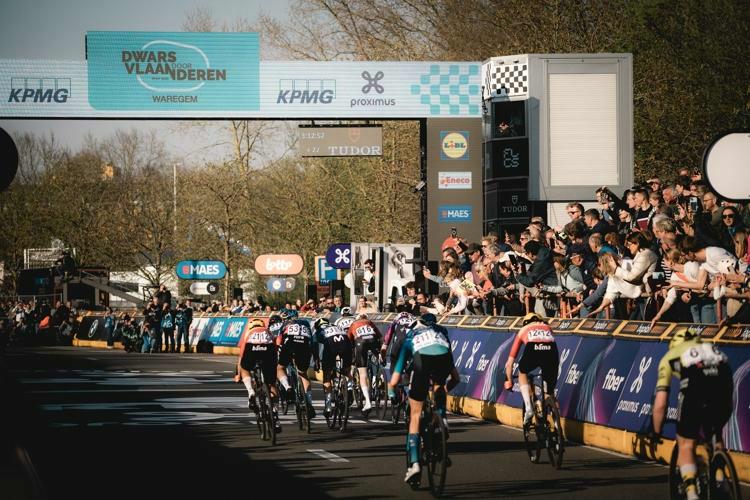 Kopecky en Van Aert azen op eerste zege in Dwars door Vlaanderen